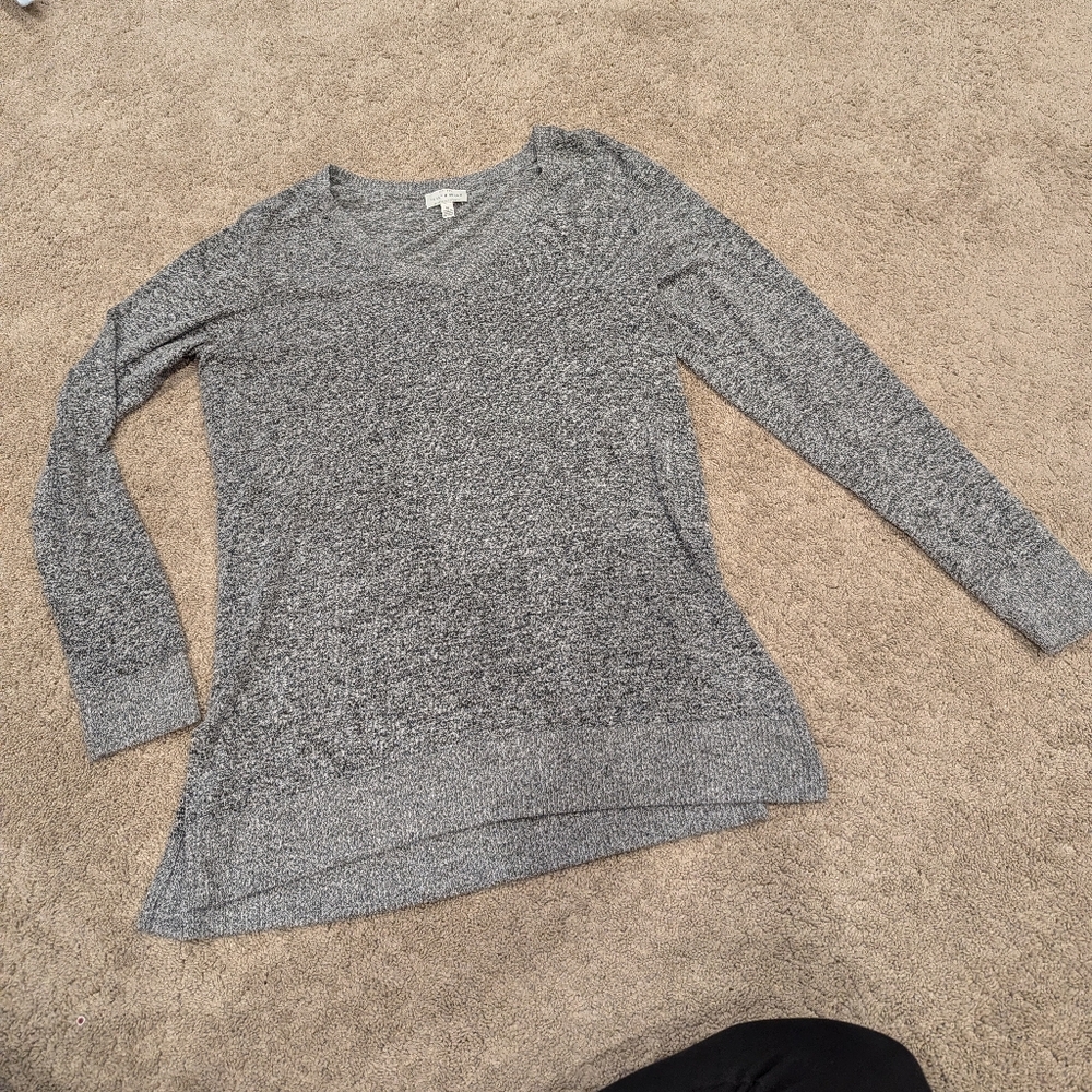 Ladies Lucky Brand Gray Lightweight V Neck Sweater Size Medium